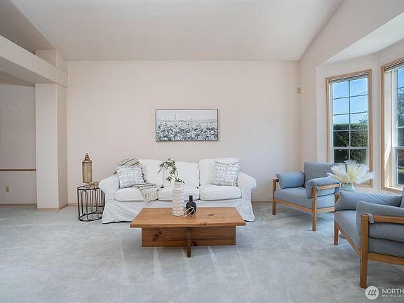 4th image of 176 Eagle Ridge Drive E