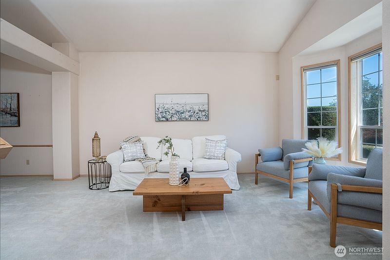 4th image of 176 Eagle Ridge Drive E