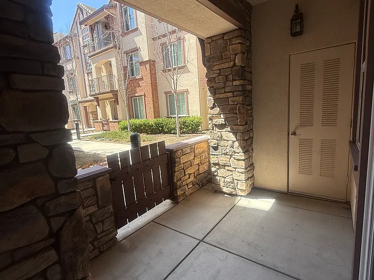 Diamond Creek Condominiums/ Apartments — Photo 27