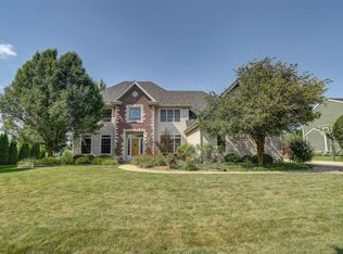 N54W17640 Walnut Way Dr, Menomonee Falls, WI 53051