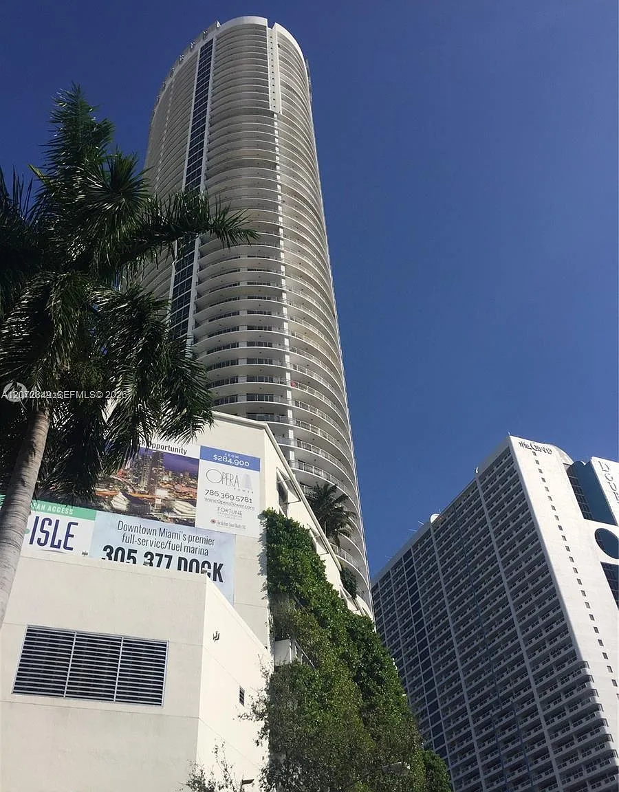 Opera Tower Condo — Photo 3
