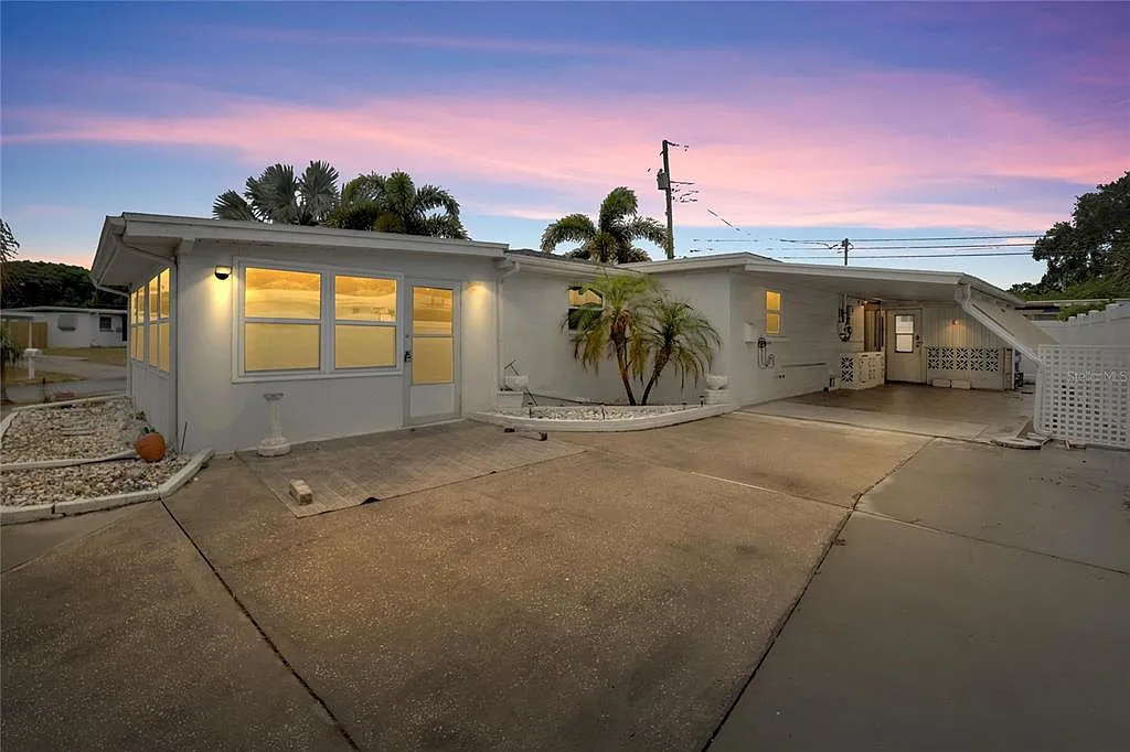 3 bed, 1.0 bath, 900 sqft, $2,610 — Photo 1