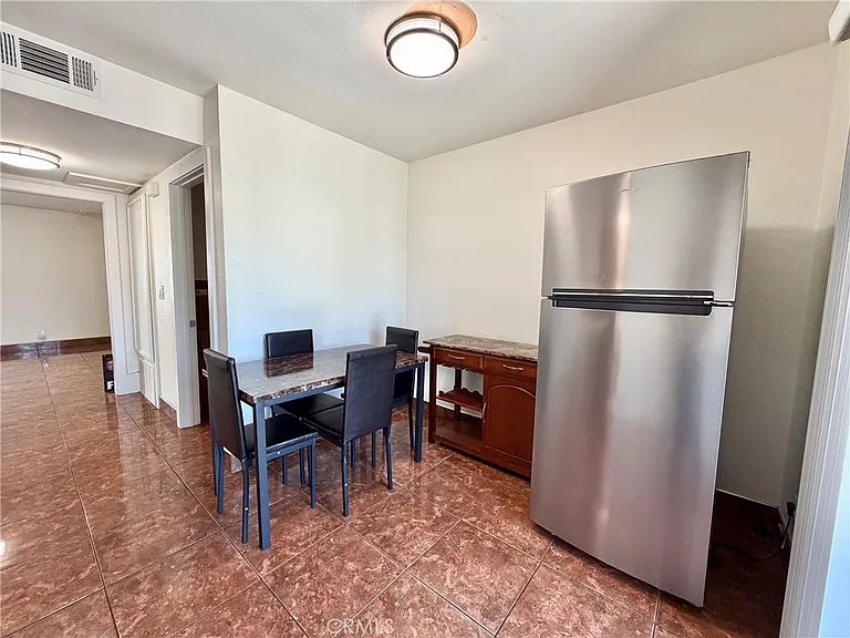 1477 W 20th St #7 — Photo 9