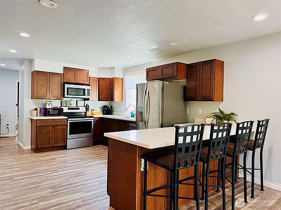 3rd image of 903 W Cota Street