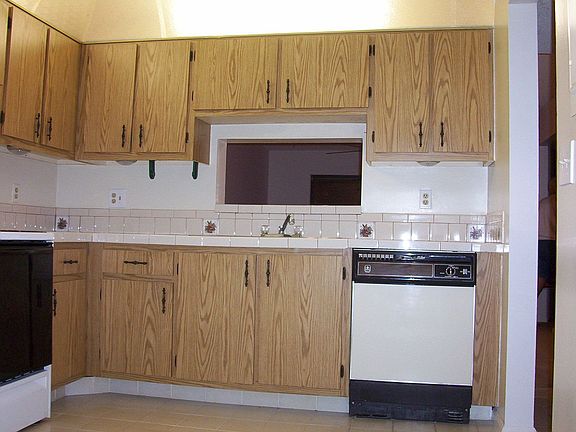 Kitchen w/ pass-thru 