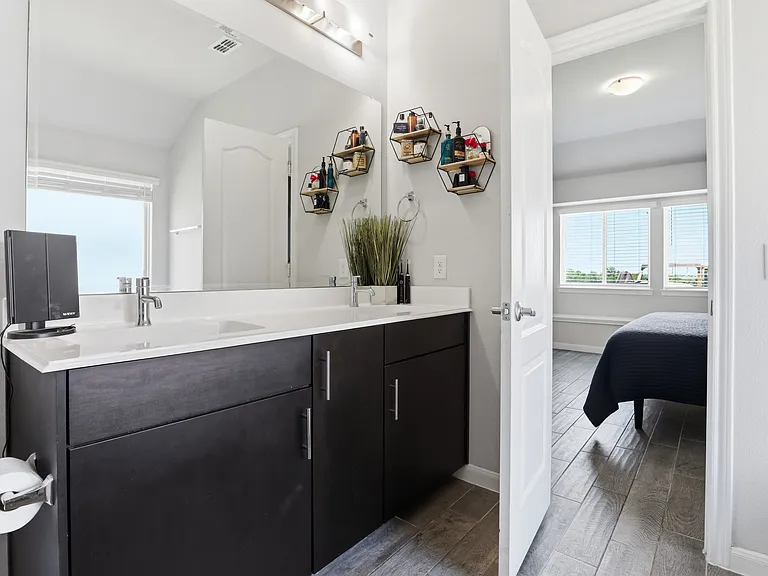 1032 Fairfax Dr — Photo 12