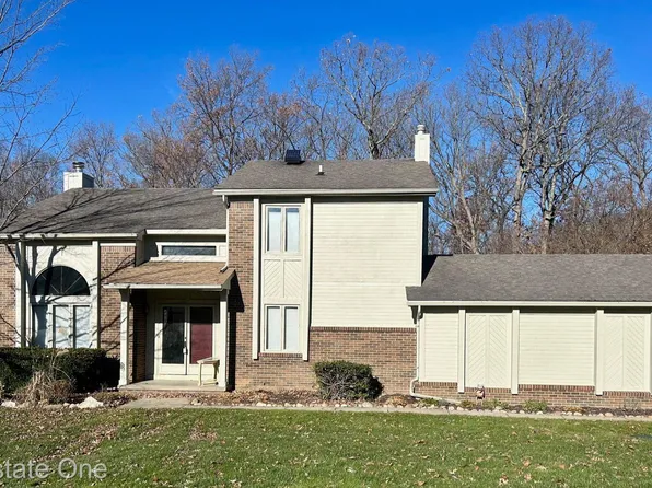 30 Granada Dr, White Lake, MI 48386
