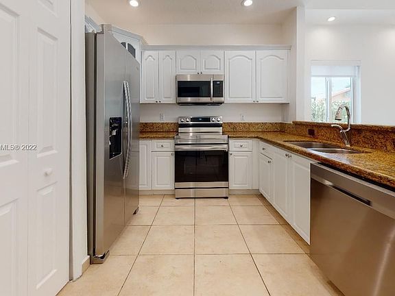 5th image of 325 SW 36th Ave #325