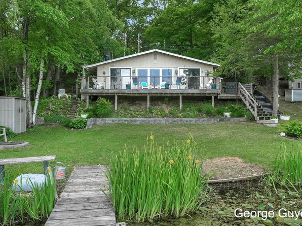 10194 Deaner Lake Dr, Vestaburg, MI 48891