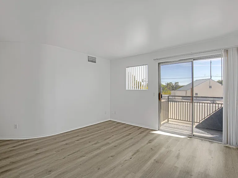 6825 Haskell Ave #304 — Photo 10