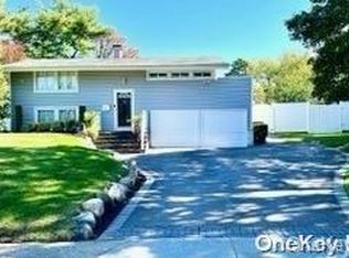 39 Scotchpine Dr, Islandia, NY 11749