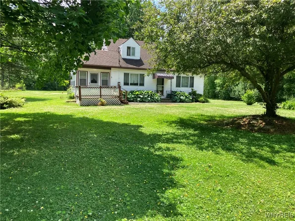 1300 Cain Rd, Youngstown, NY 14174