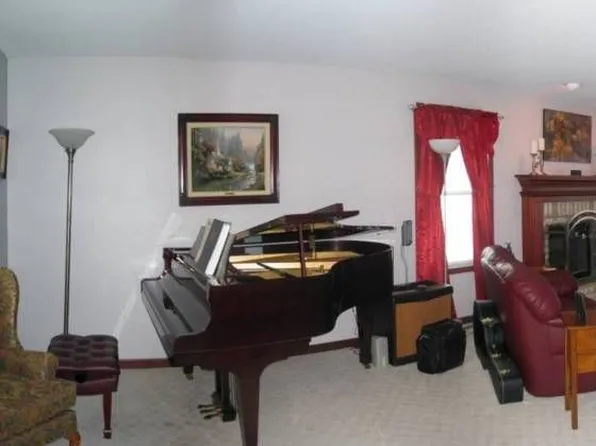 472 Deer Park Dr NE, New Philadelphia, OH 44663