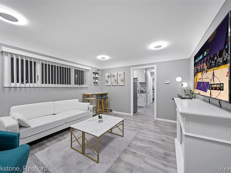 141 Ferndale Ave — Photo 5