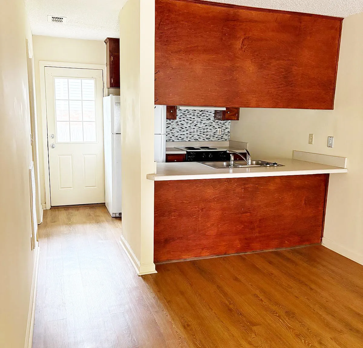 2 bed, 1000 sqft, $1,300 — Photo 3