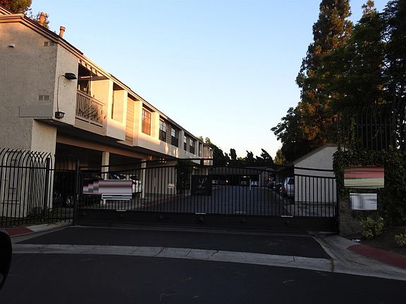 5th image of 10540 Lakeside Dr N Unit H