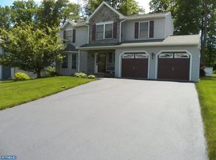 102 Ashford Dr, Douglassville, PA 19518