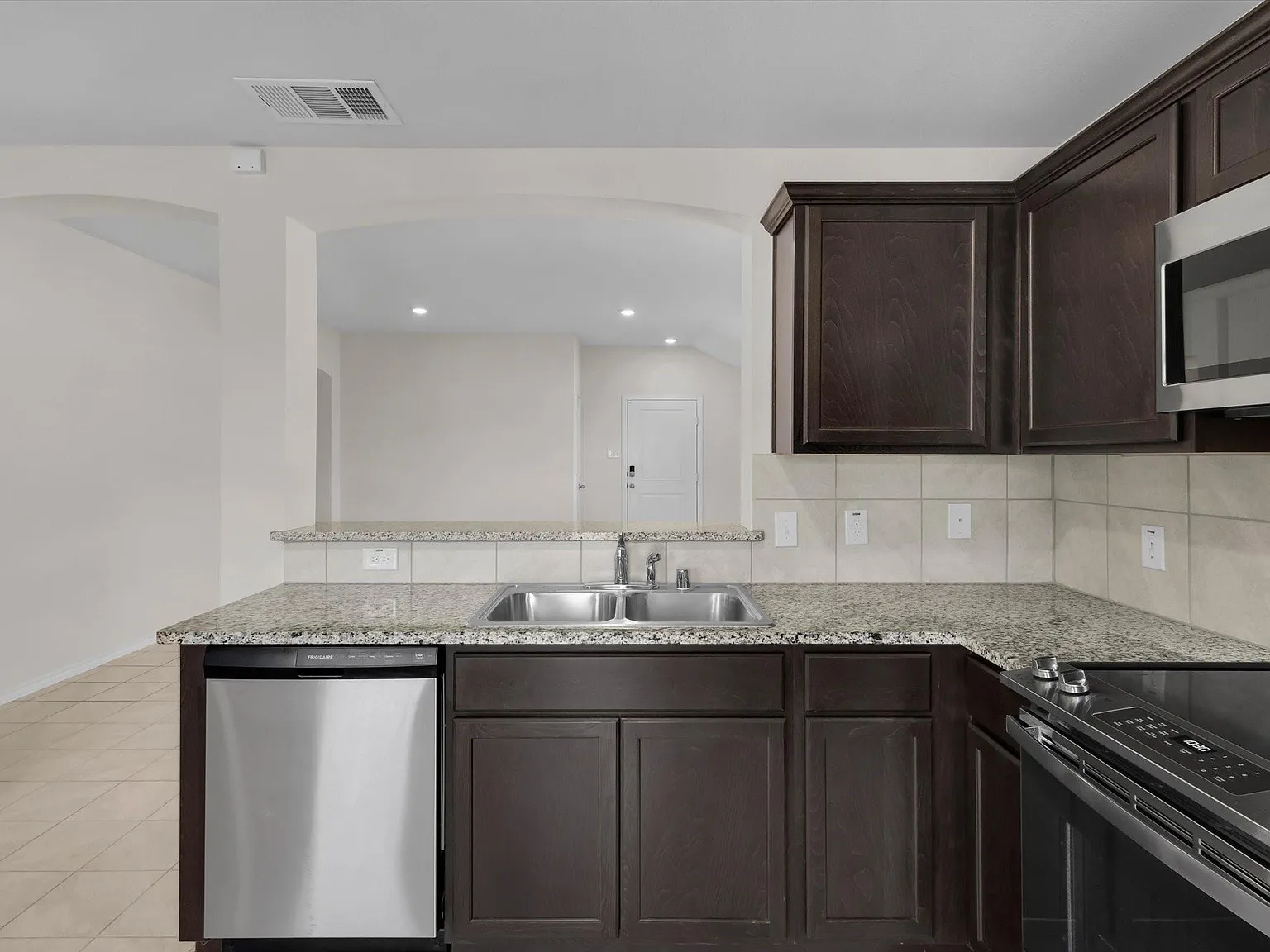 4 bed, 1645 sqft, $1,899 — Photo 2