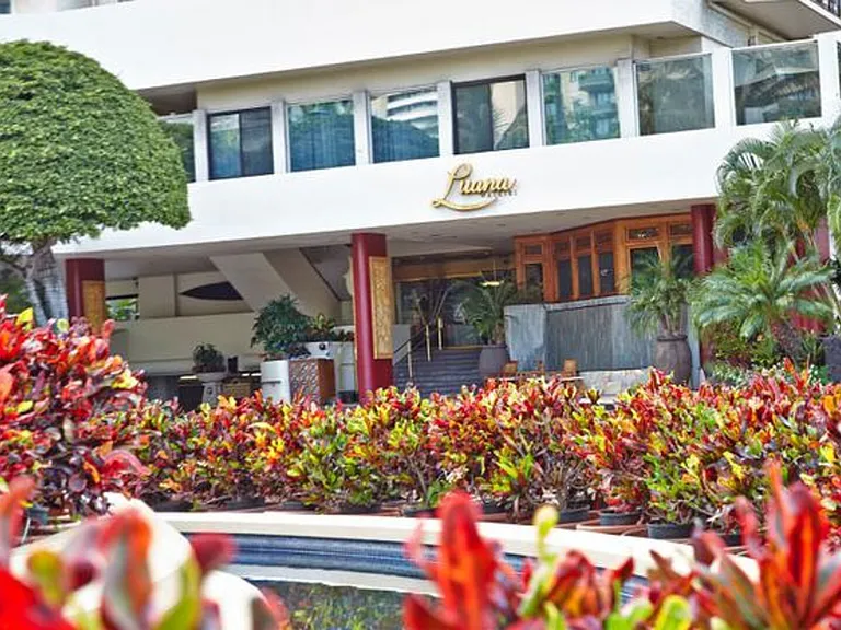 Kalakaua Ave — Photo 20