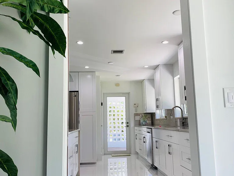 114 N Atlantic Dr — Photo 10