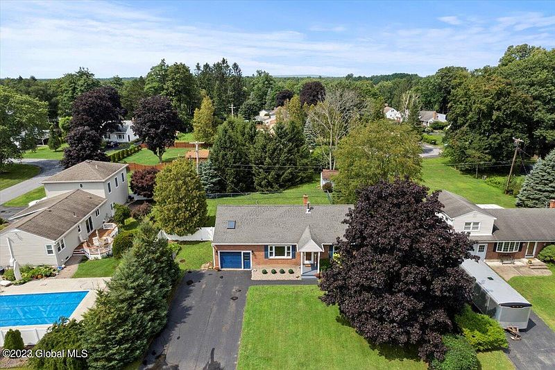3rd image of 13 Cortland Drive