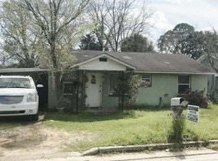 305 E Smith St, Claxton, GA 30417