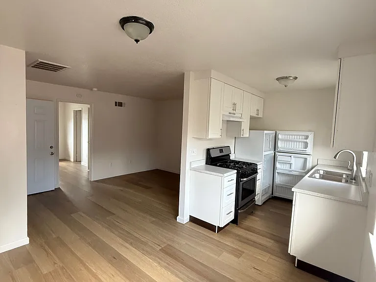 428 E Locust St — Photo 2