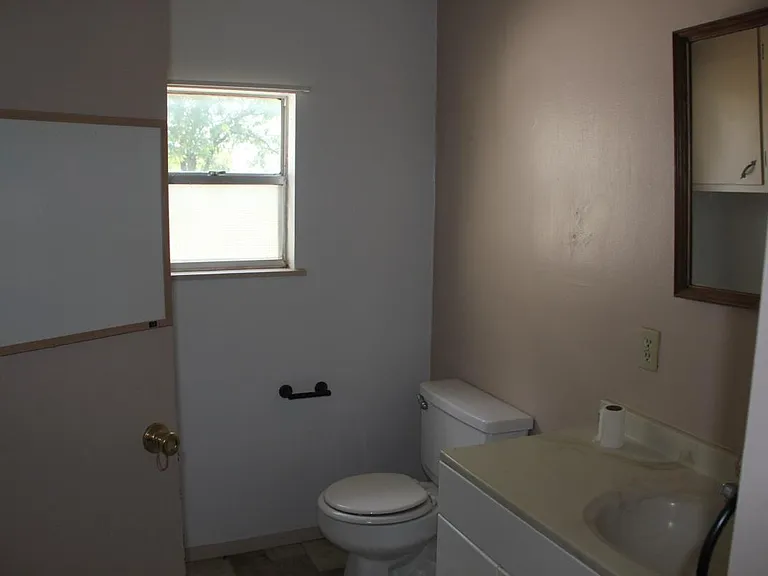 1109 W 14th Ln — Photo 11