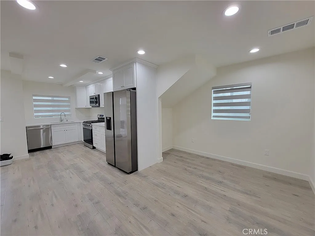 3 bed, 910 sqft, $3,000 — Photo 1