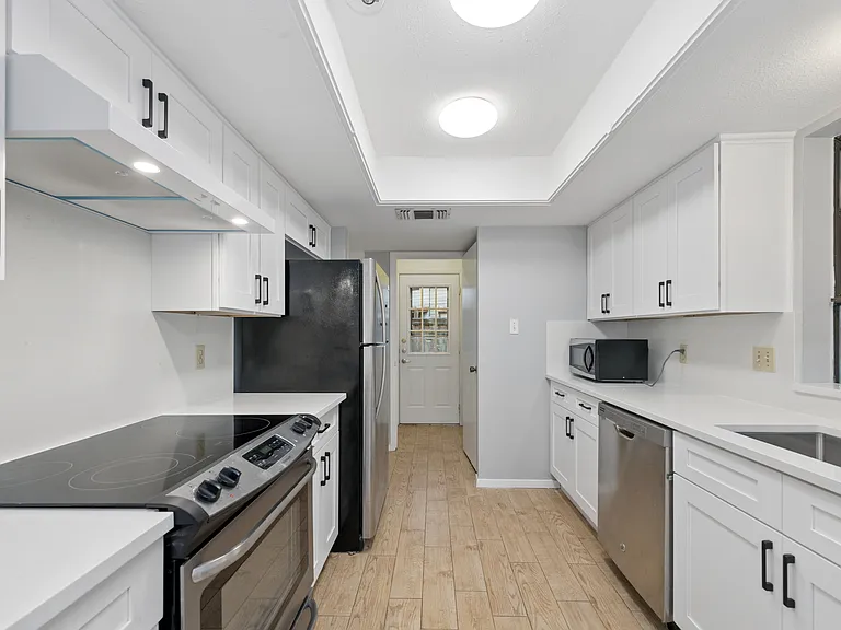 513 Hunters Glen St — Photo 12