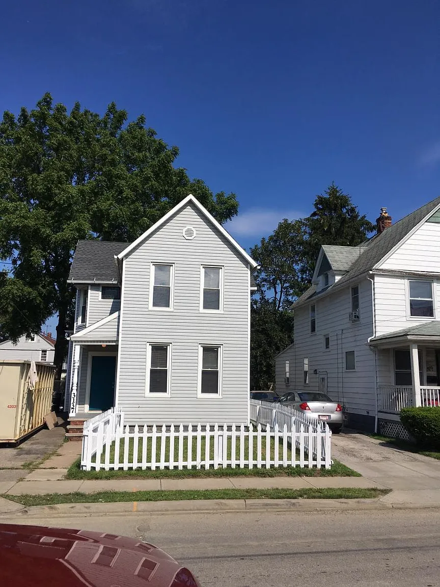 3137 W 90th St photo 1