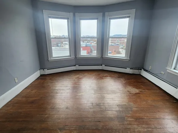 94 Knox St APT 7, Lewiston, ME 04240