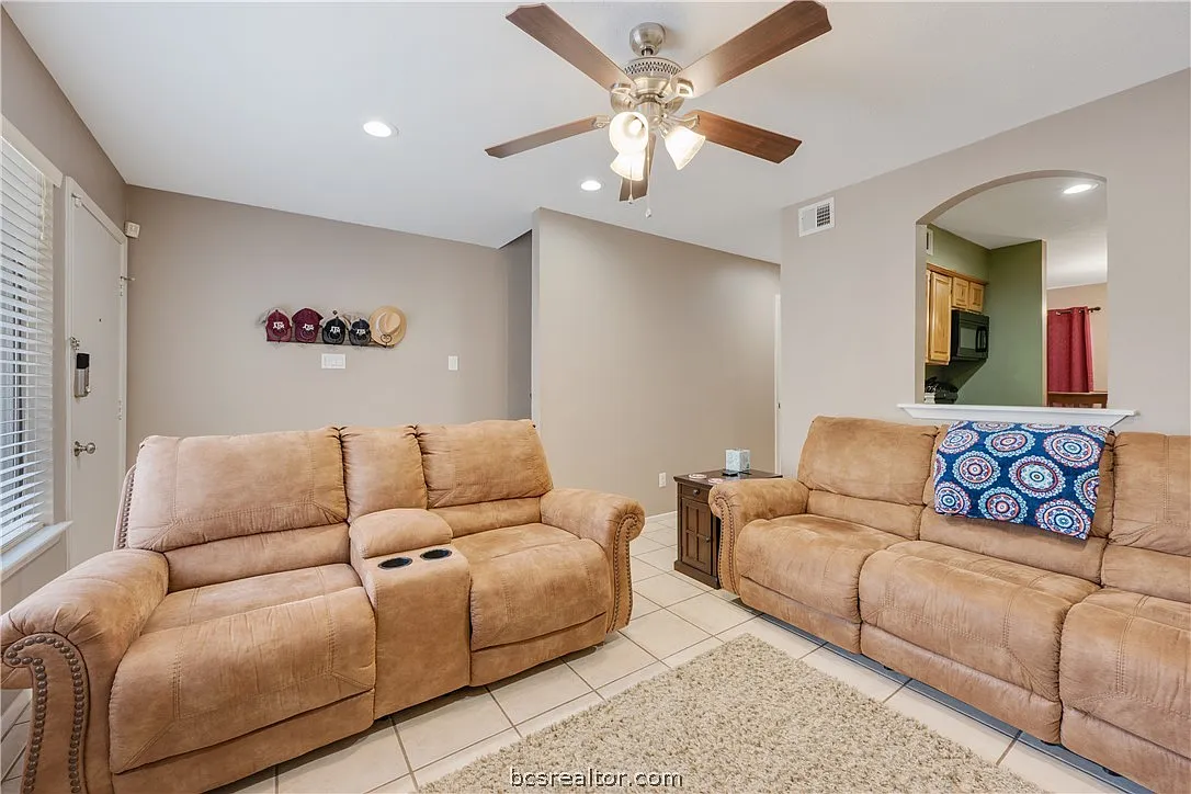 2 bed, 1.5 bath, 1056 sqft, $1,150 — Photo 3
