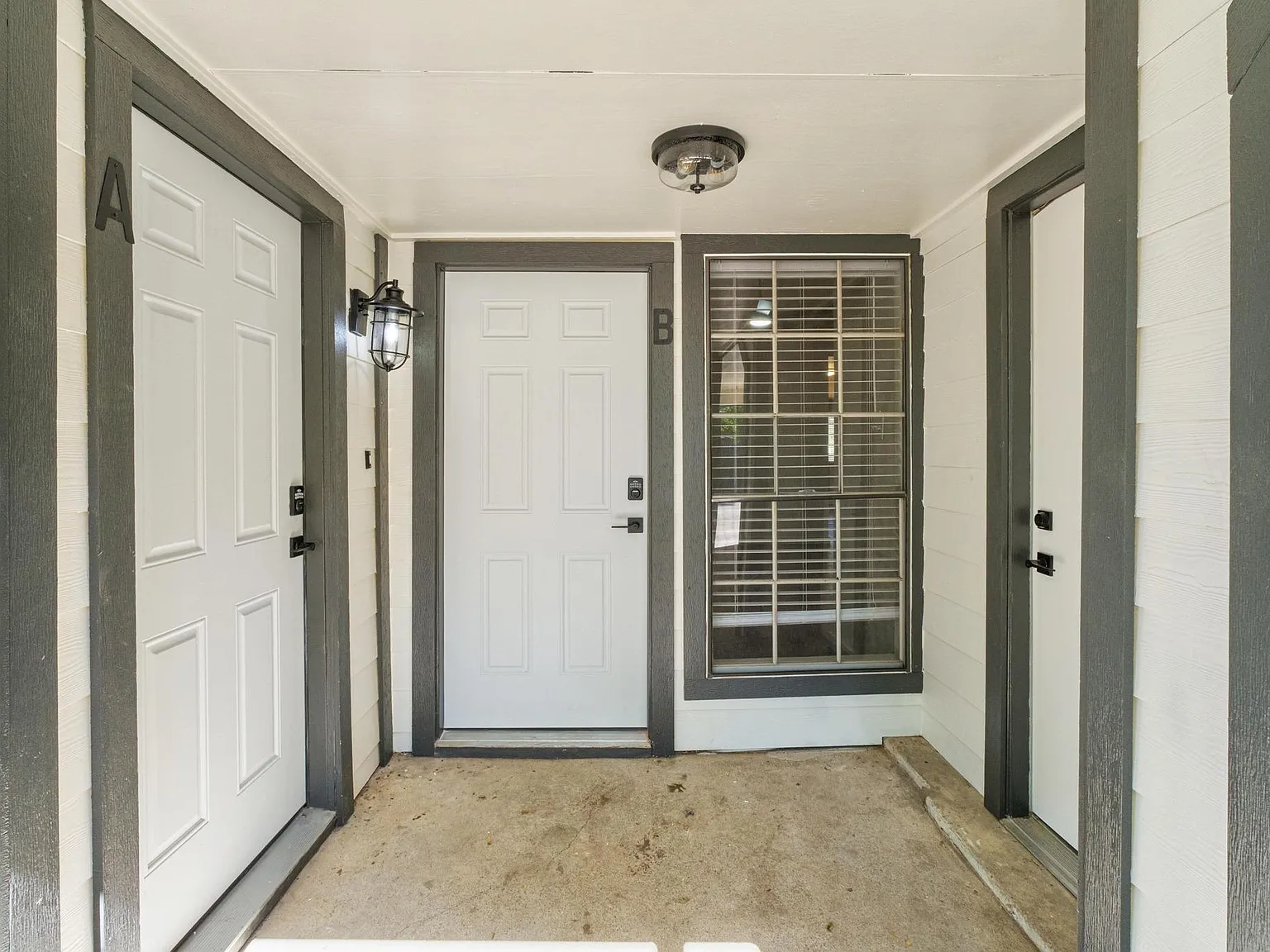 2 bed, 1.0 bath, 2070 sqft, $1,800 — Photo 2
