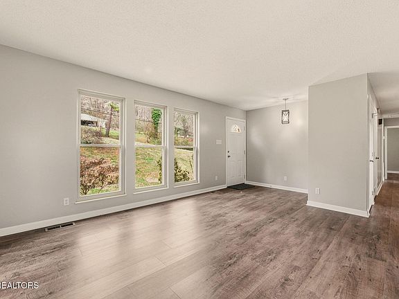 5th image of 103 Middlebury Rd