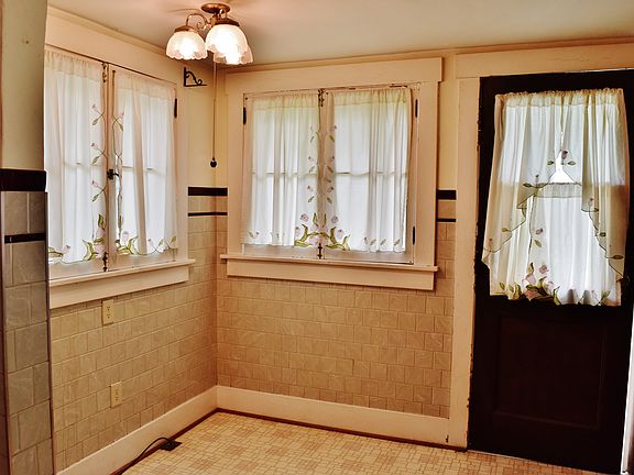 5th image of 1142 Epworth Ave