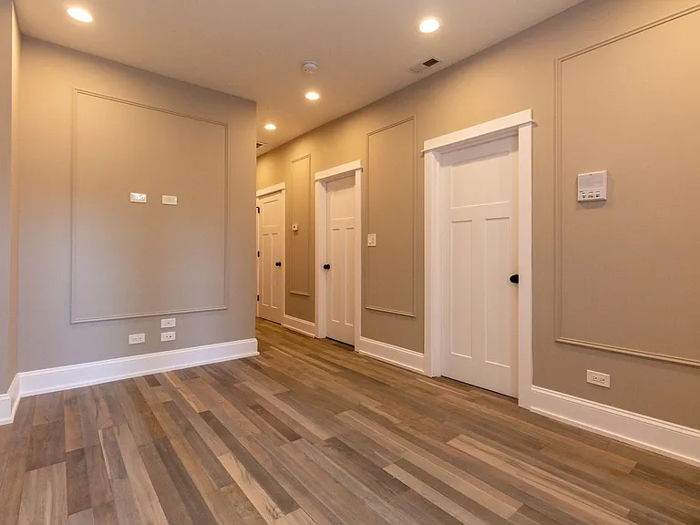 Pf-Arg, 2850 W Barry Series — Photo 13