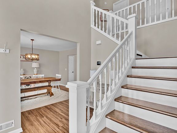 5th image of 560 Woodridge