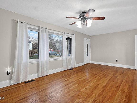4th image of 241 Crockett St