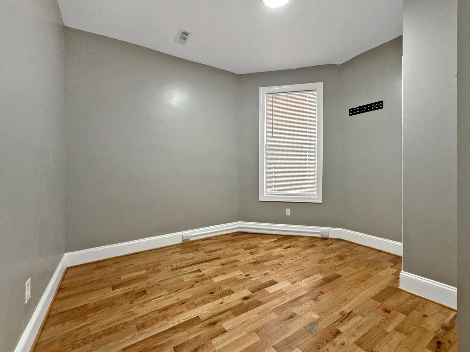 5 bed, 2584 sqft, $2,100 — Photo 4