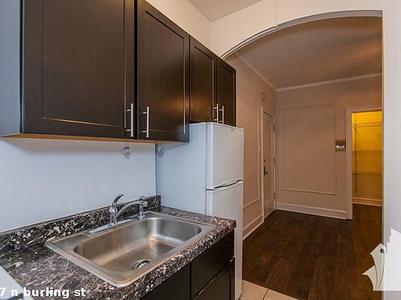 5th image of 2827 N Burling St #512