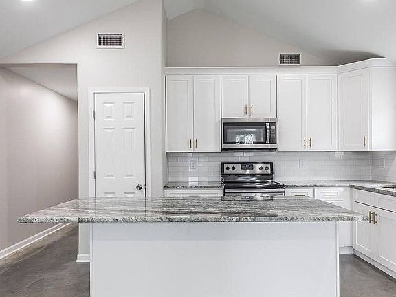 5th image of 330 Jeanette St #D
