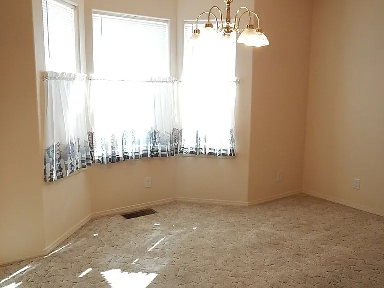 715 NE Fieldstone Ct — Photo 18