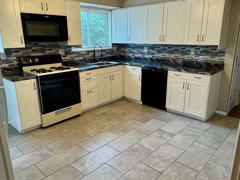 223 Toulon Dr — Photo 2