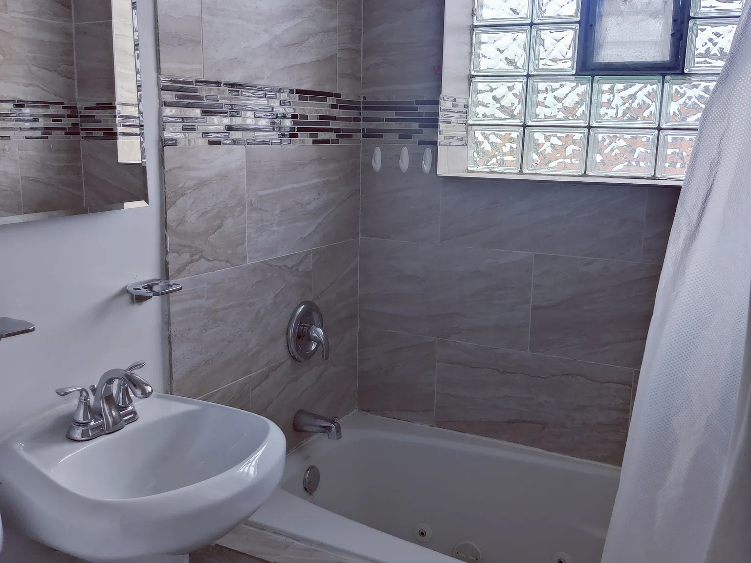 3 bed, $1,600 — Photo 2