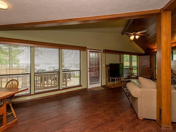 3rd image of 230 E Beachwood Loop