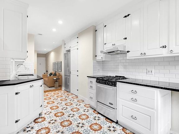 3rd image of 69 W 106th St APT 1C