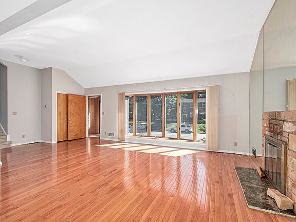 4th image of 185 Pinewood Rd