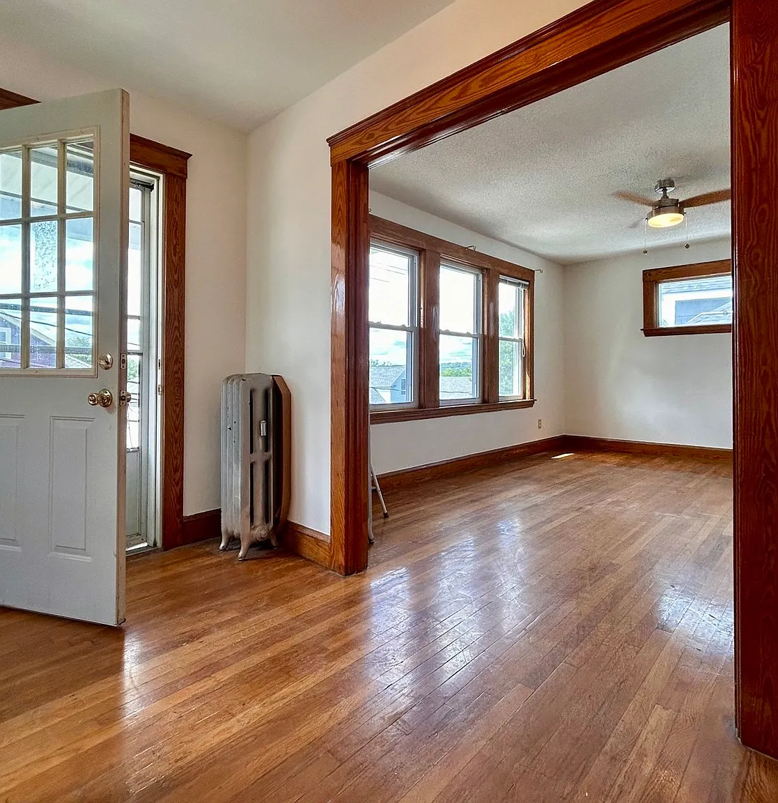 3 bed, 1.0 bath, 1800 sqft, $3,000 — Photo 3