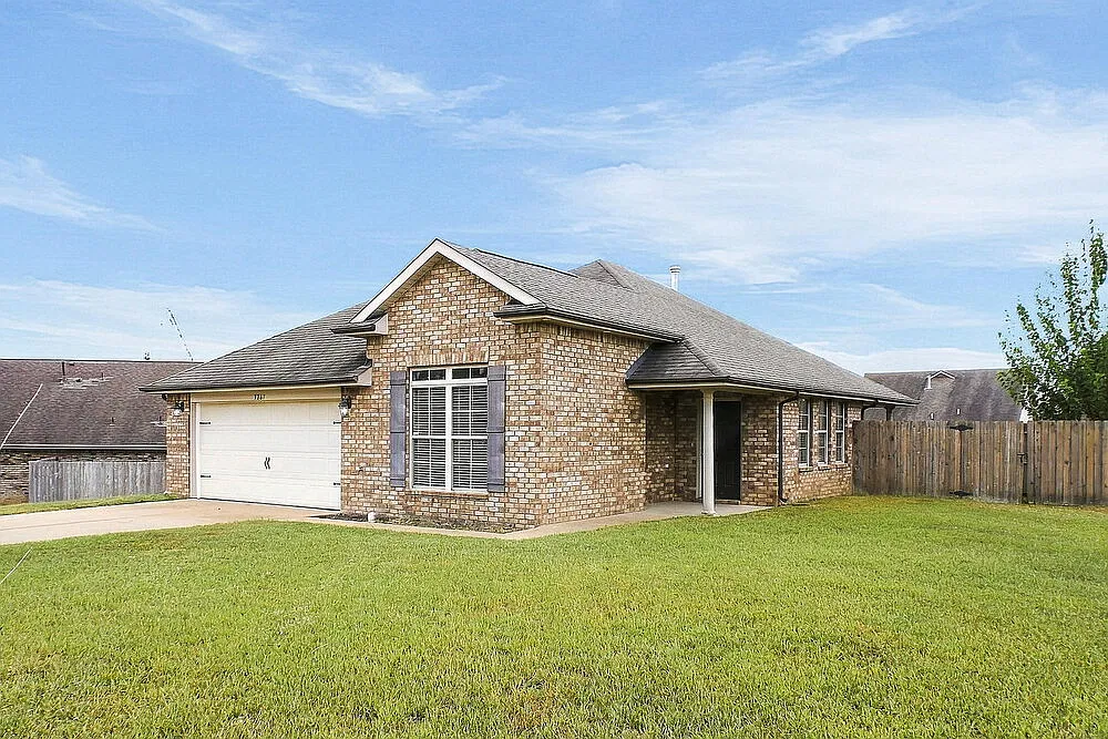 3 bed, 2.0 bath, 1402 sqft, $1,820 — Photo 3